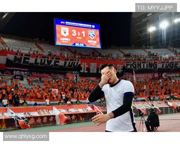 足球球星拿木棍耍帅瞬间引发热议 谁是这一幕背后的焦点人物