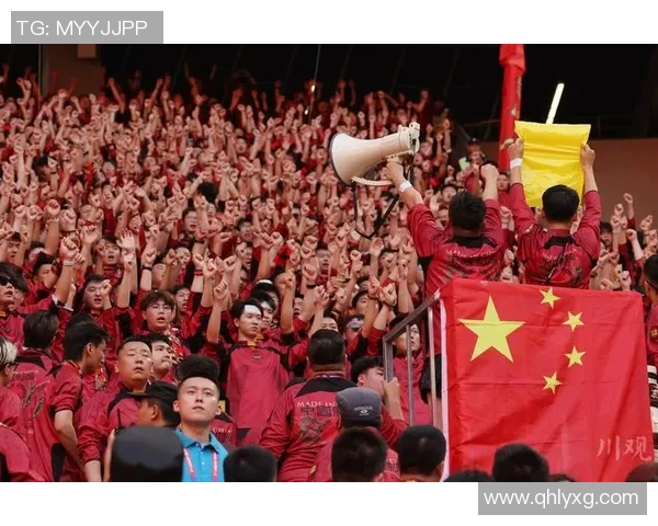 球迷热情追逐梦想只为亲手获得心中偶像足球巨星签名